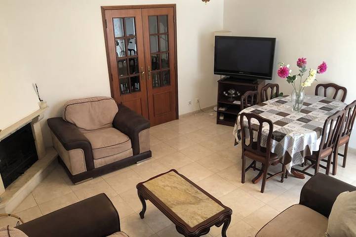 Gîte pour 8 personnes, avec balcon et jacuzzi dans Alcochete