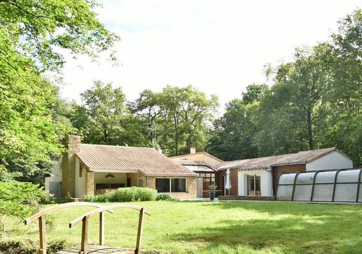 Location de vacances pour 9 personnes, avec terrasse et piscine ainsi que jacuzzi et jardin dans Yzernay