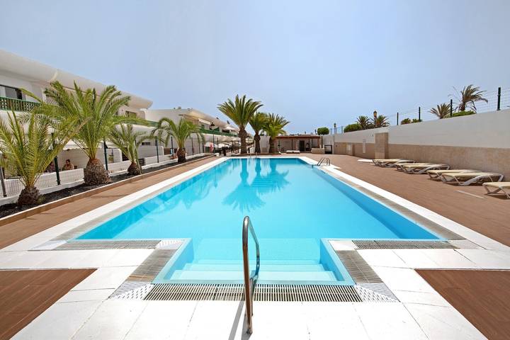 Apartamento entero, Apartamento de vacaciones "Dunas para explorar y relajarse" con piscina compartida, terraza y Wi-Fi in Corralejo, La Oliva