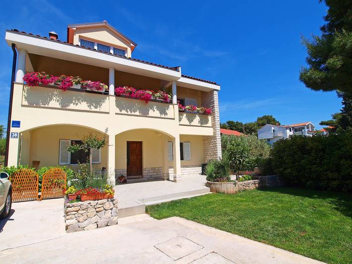 Ferienwohnung für 5 Personen, mit Terrasse und Garten in Grad Šibenik