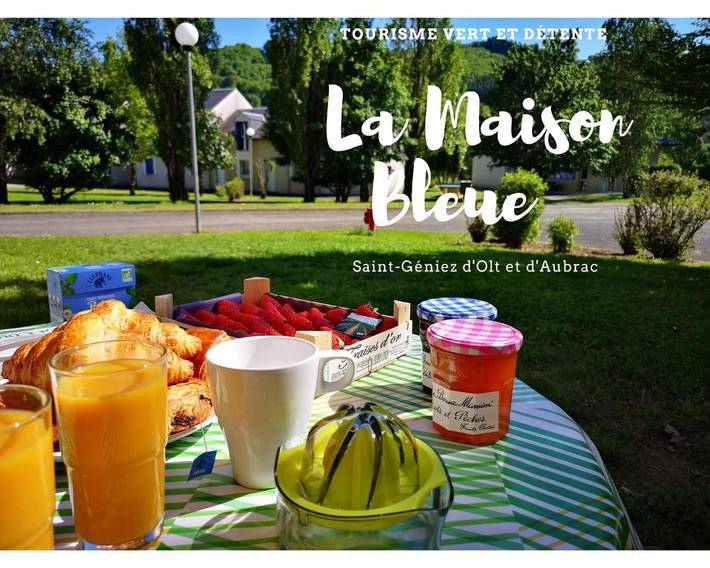 Gîte pour 4 personnes, avec Terrasse et Jardin ainsi que Piscine et Vue à Saint-Geniez-d'Olt