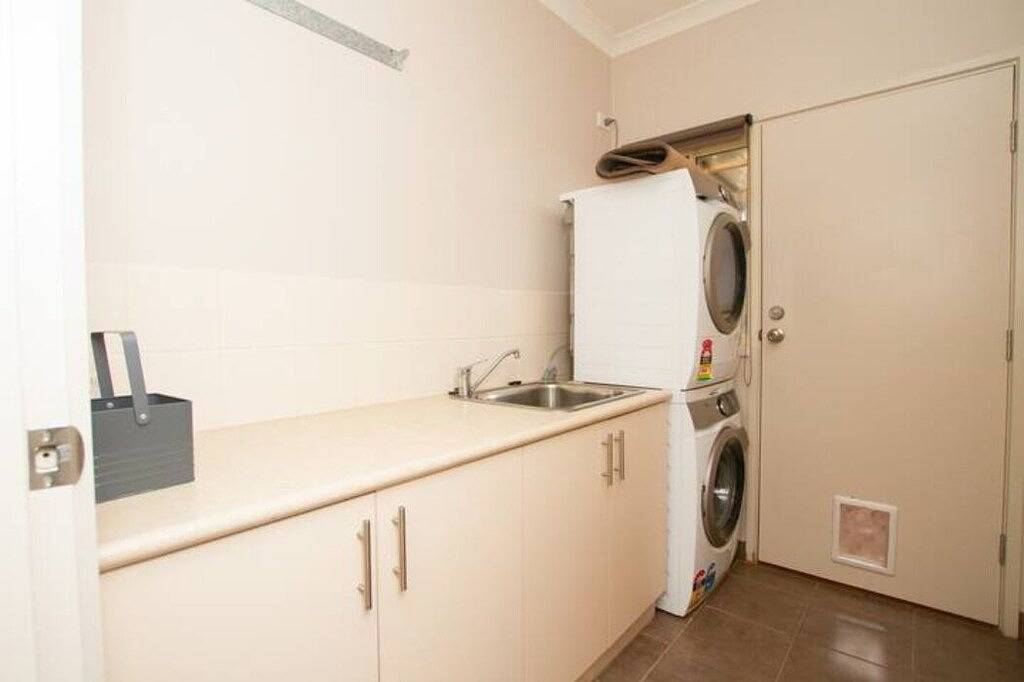 Charming 3Br2Bt Home 10min Drive to Lake Wendouree in Ballarat Central, Ballarat