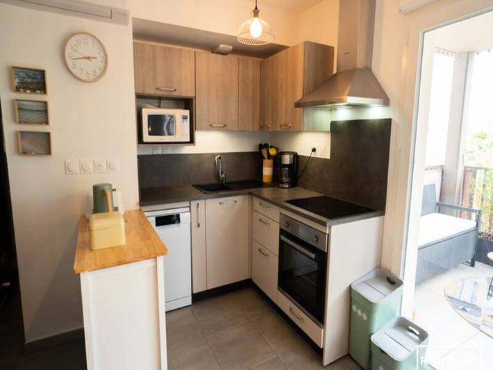 Gîte pour 4 personnes, avec piscine et balcon, adapté aux familles dans Plage de la Farinette - 3