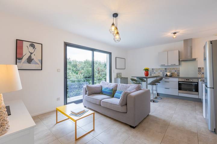 Gîte pour 4 personnes, avec terrasse ainsi que jardin et piscine à Lioux - 3