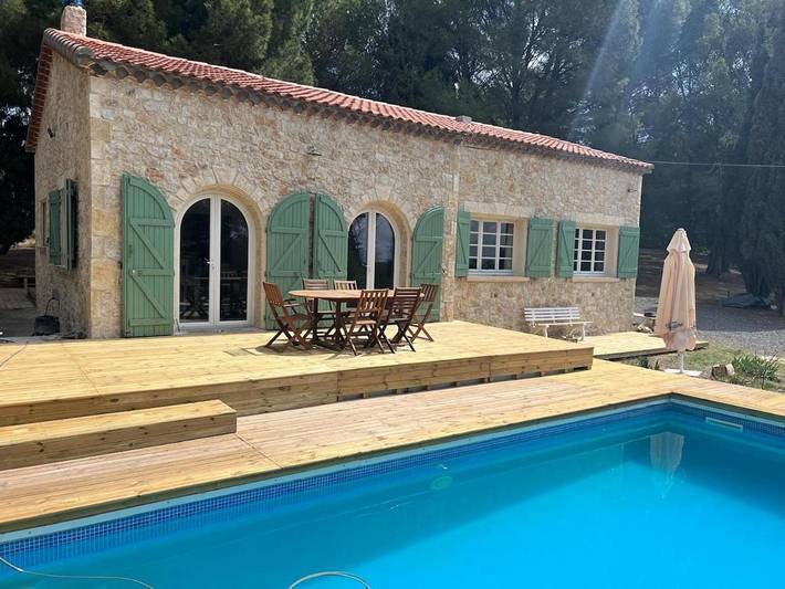 Location de vacances pour 7 personnes, avec terrasse ainsi que vue et piscine à Cers