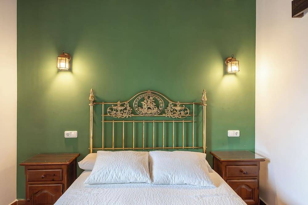 Apartamento entero, Apartamento 'Casa De Piedra' con piscina compartida, terraza privada y Wi-Fi in Fresnedillas de la Oliva, Provincia de Madrid
