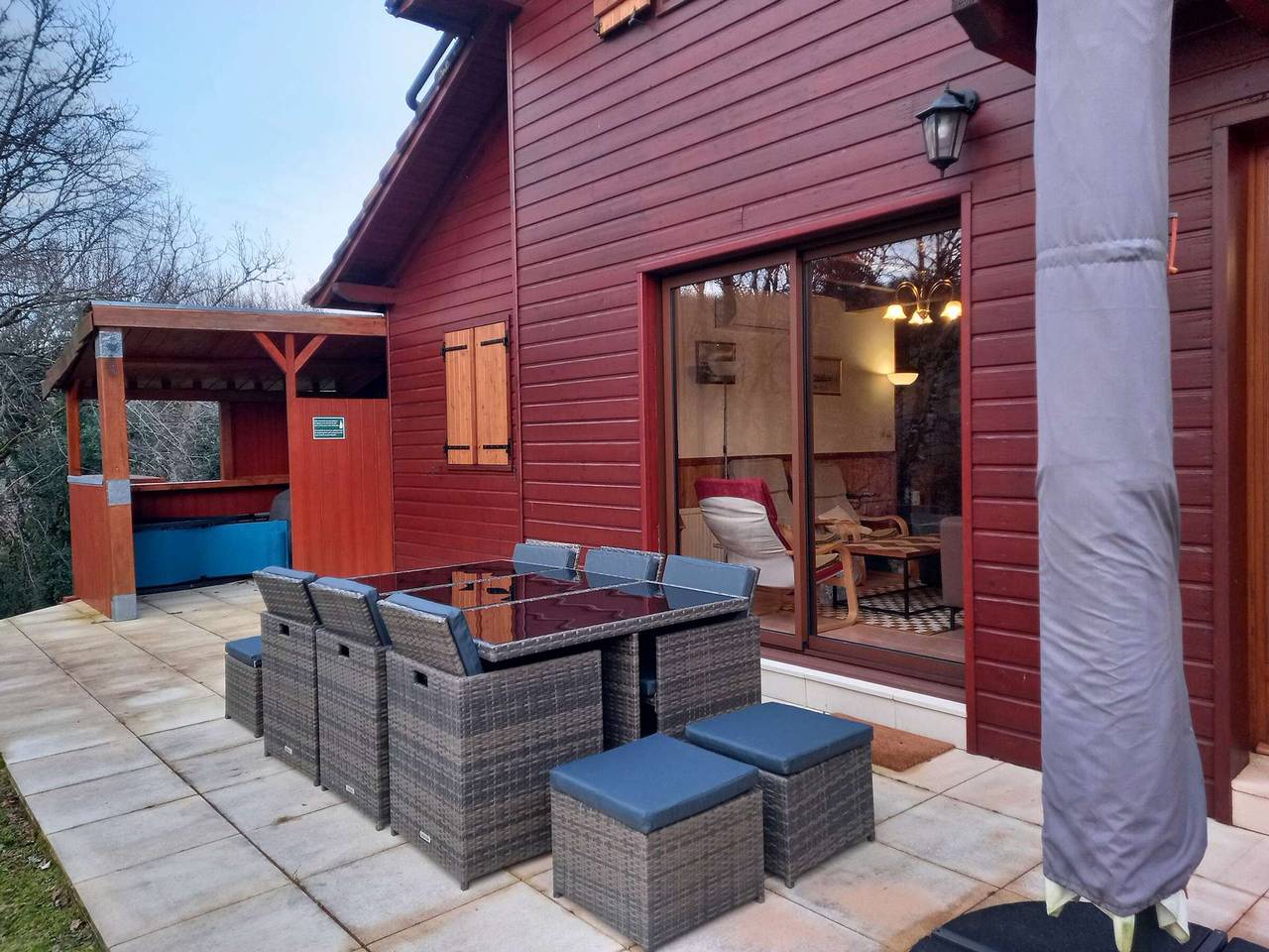 Chalet cosy au vert pour 6 avec piscine et Wi-Fi, proche Souillac in Lachapelle-Auzac, Lot