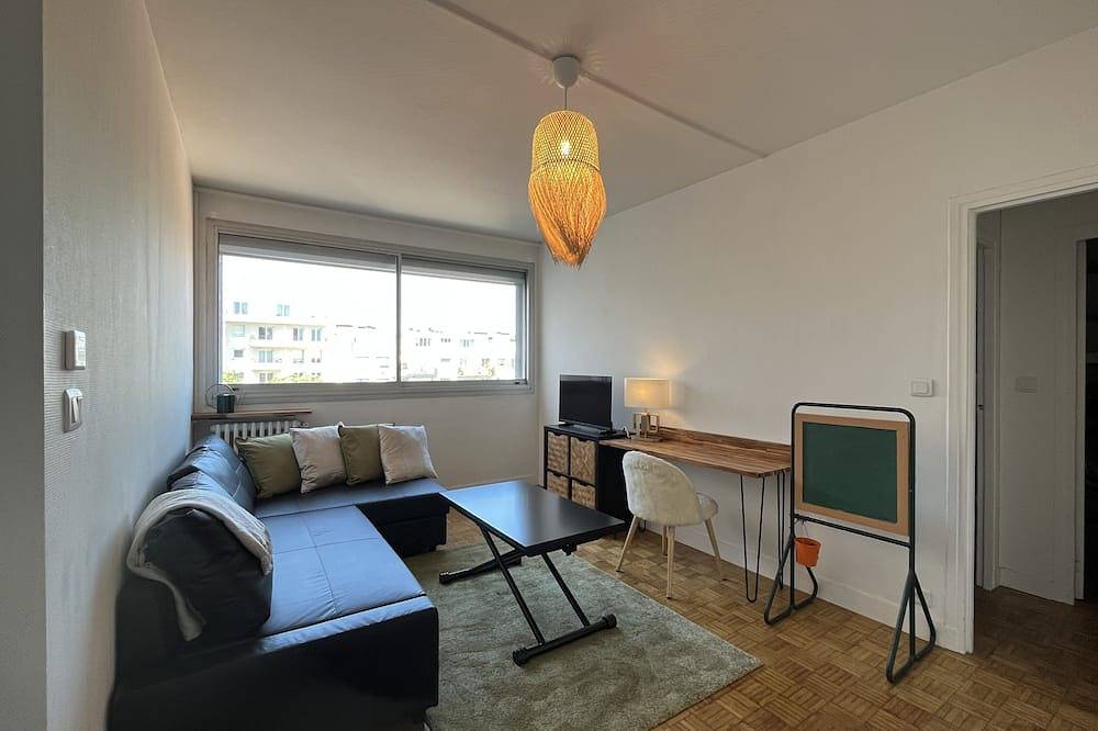 Appartement entier, 70m du métro M4 Barbara, 2P chic et calme - 4 personnes maximum in Montrouge, Hauts-de-Seine