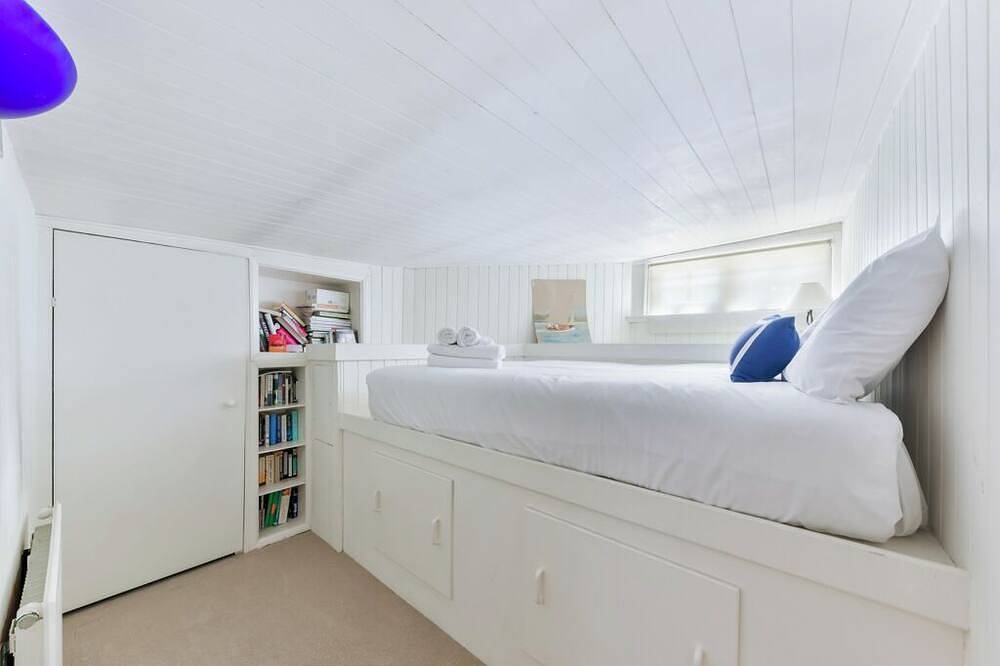 Huge & Bright 4-Bed Houseboat on the River Thame next to Wandsworth Park in Wandsworth, London