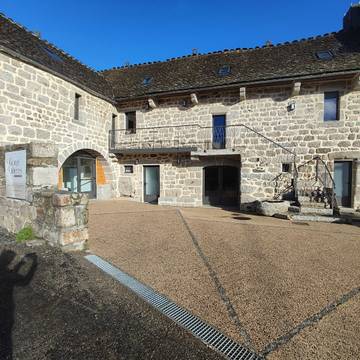 Gîte pour 14 personnes, avec terrasse dans Le Buisson