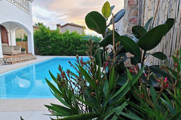 Location de vacances pour 8 personnes, avec balcon ainsi que jardin et piscine à Torroella de Fluvià