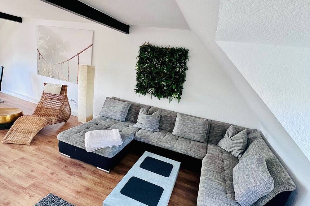 Entire apartment, Charming top floor/maisonette apartment with balcony in the heart of Krefeld in Krefeld, Lower Rhine