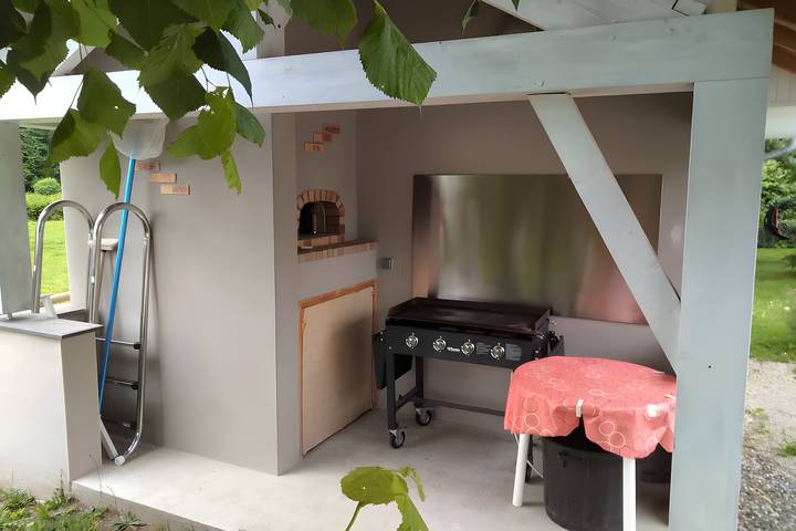 Gîte 'Des Taravelles' avec piscine privée, terrasse privée et Wi-Fi in Manzat, Parc naturel régional des Volcans d'Auvergne