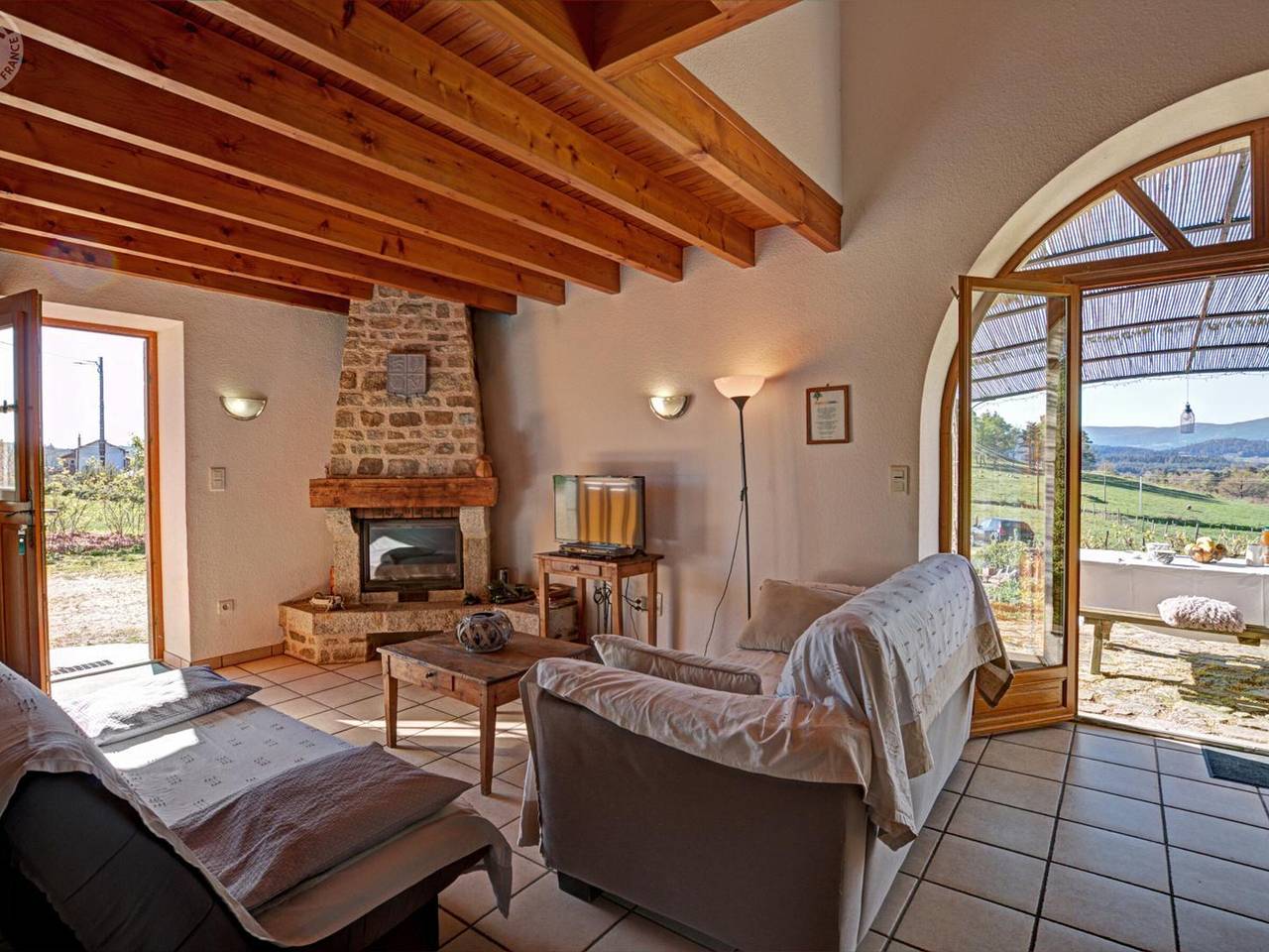 Gîte rustique 6 pers avec cheminée et grand jardin, animaux acceptés in Les Salles, Montbrison