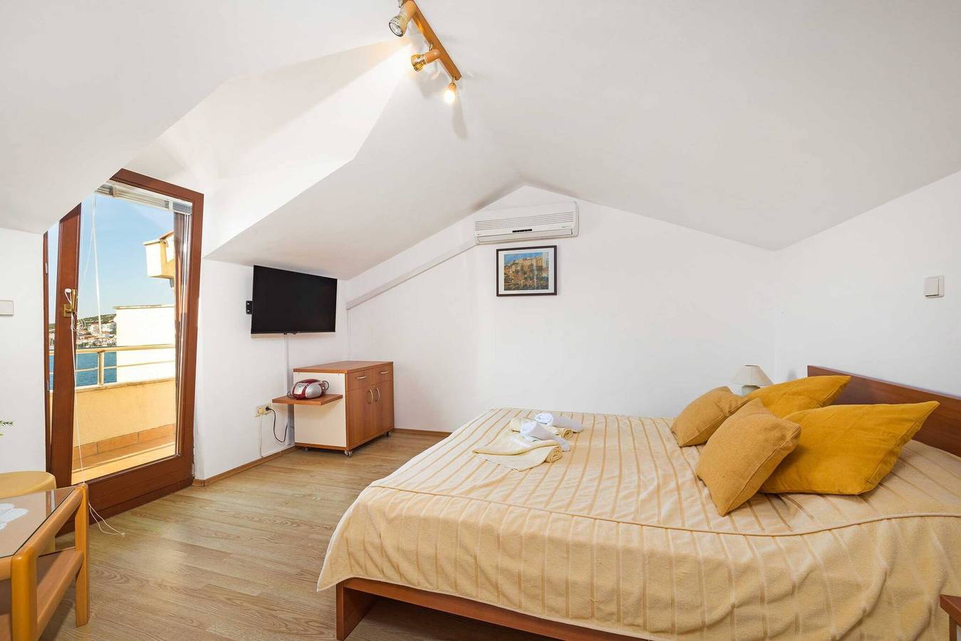 Ganze Wohnung, Apartments Kaina - two bedroom apartment (yellow) in Tisno, Murter
