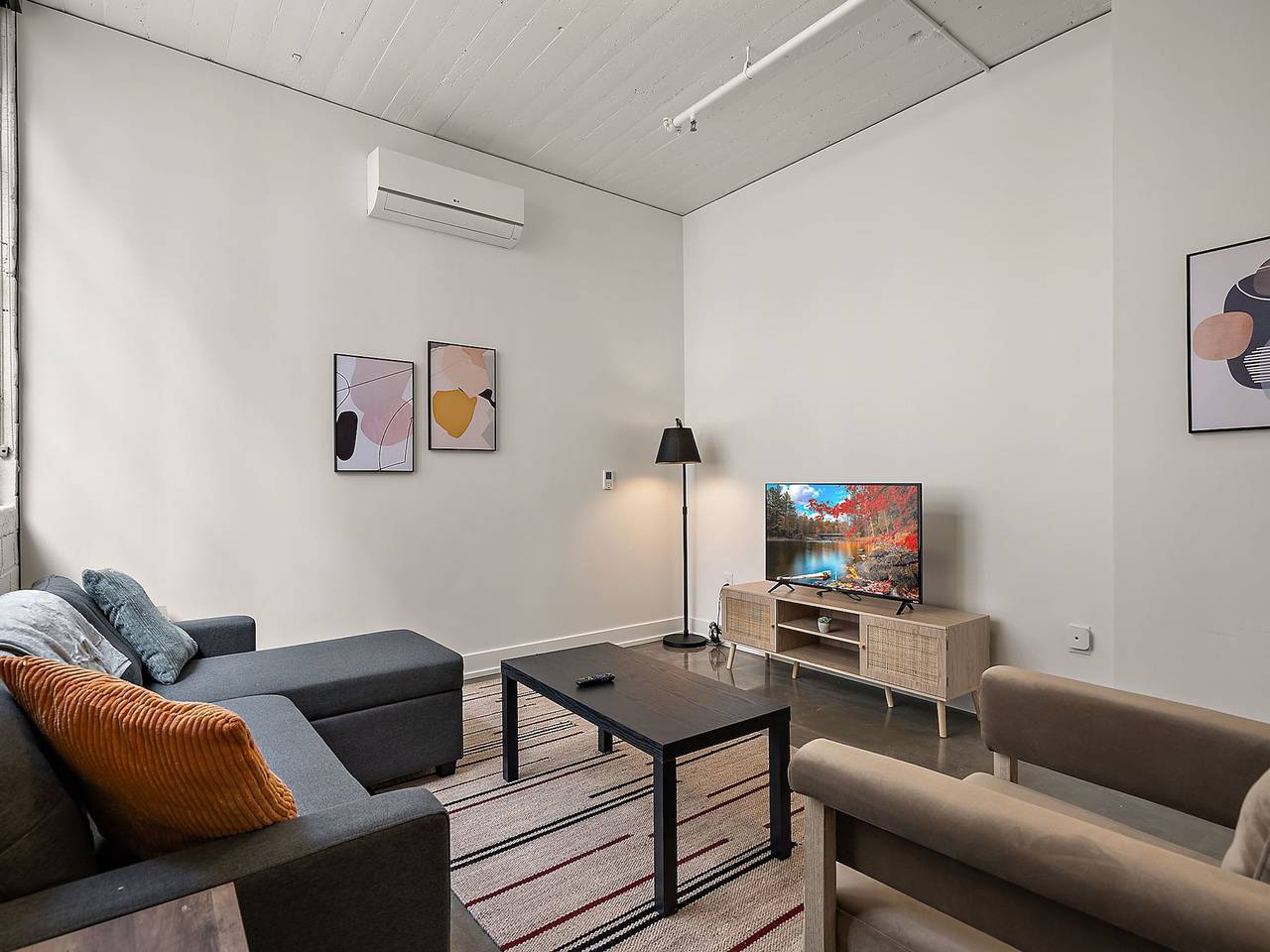 Entire apartment, Cozysuites Nlg w pool  bowling alley  sauna  29 in Minneapolis, Twin Cities