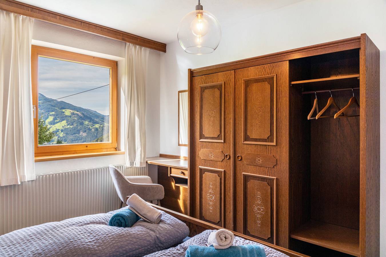 Zimmer '15 En Suite' mit Bergblick, gemeinsamer Terrasse und Wlan in Hainzenberg, Zillertaler Alpen