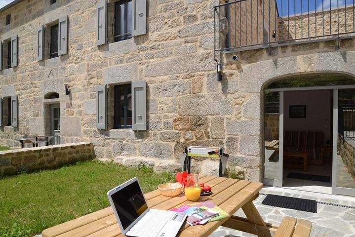 Gîte pour 2 personnes, avec Terrasse et Vue dans Albaret-le-Comtal