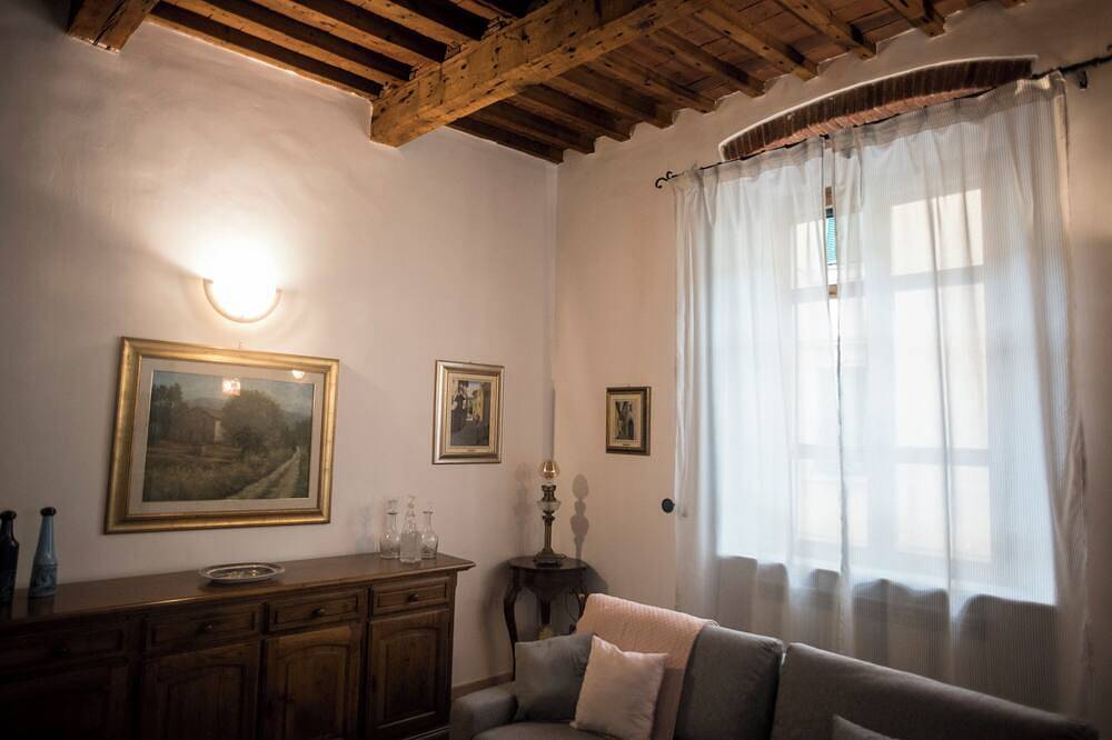 Appartamento intero, Ampio appartamento elegante vicino all’imbarco dei traghetti in Livorno, Costa degli Etruschi