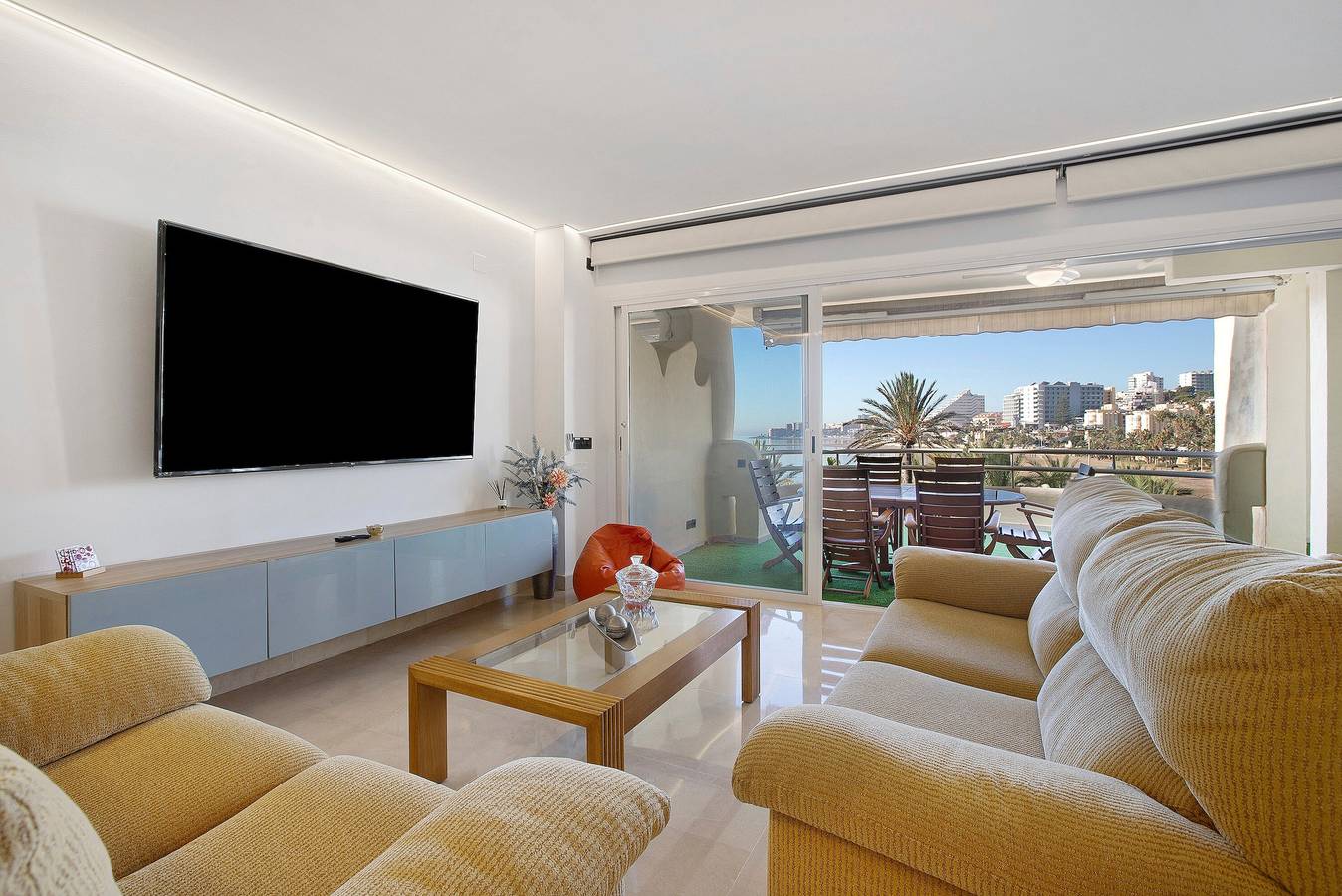 Entire apartment, Luxury in Puerto Marina with Heated Pool in Benalmádena Costa, Benalmádena