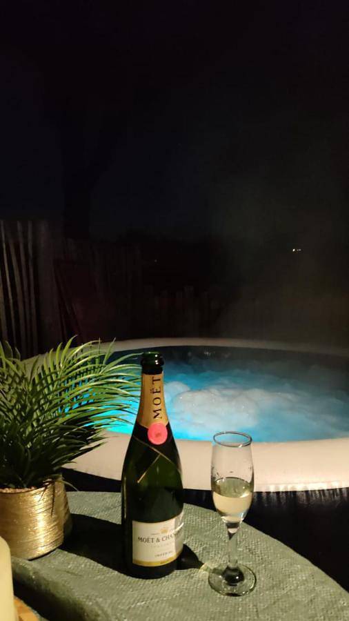 Gîte pour 4 personnes, avec jardin et jacuzzi dans Zone nature des vieux salins d'Hyères