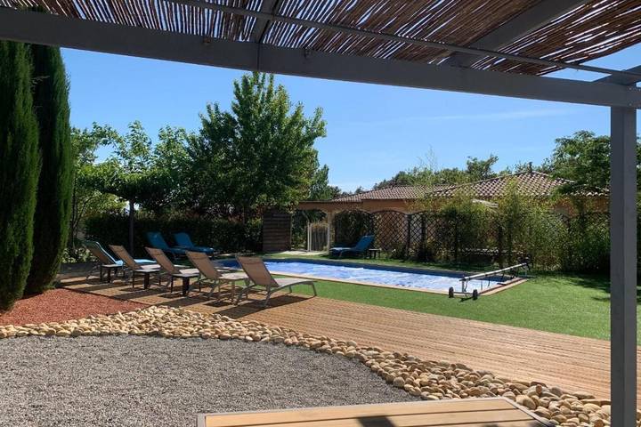 Location de vacances pour 8 personnes, avec piscine ainsi que terrasse et jardin à Plaissan - 2