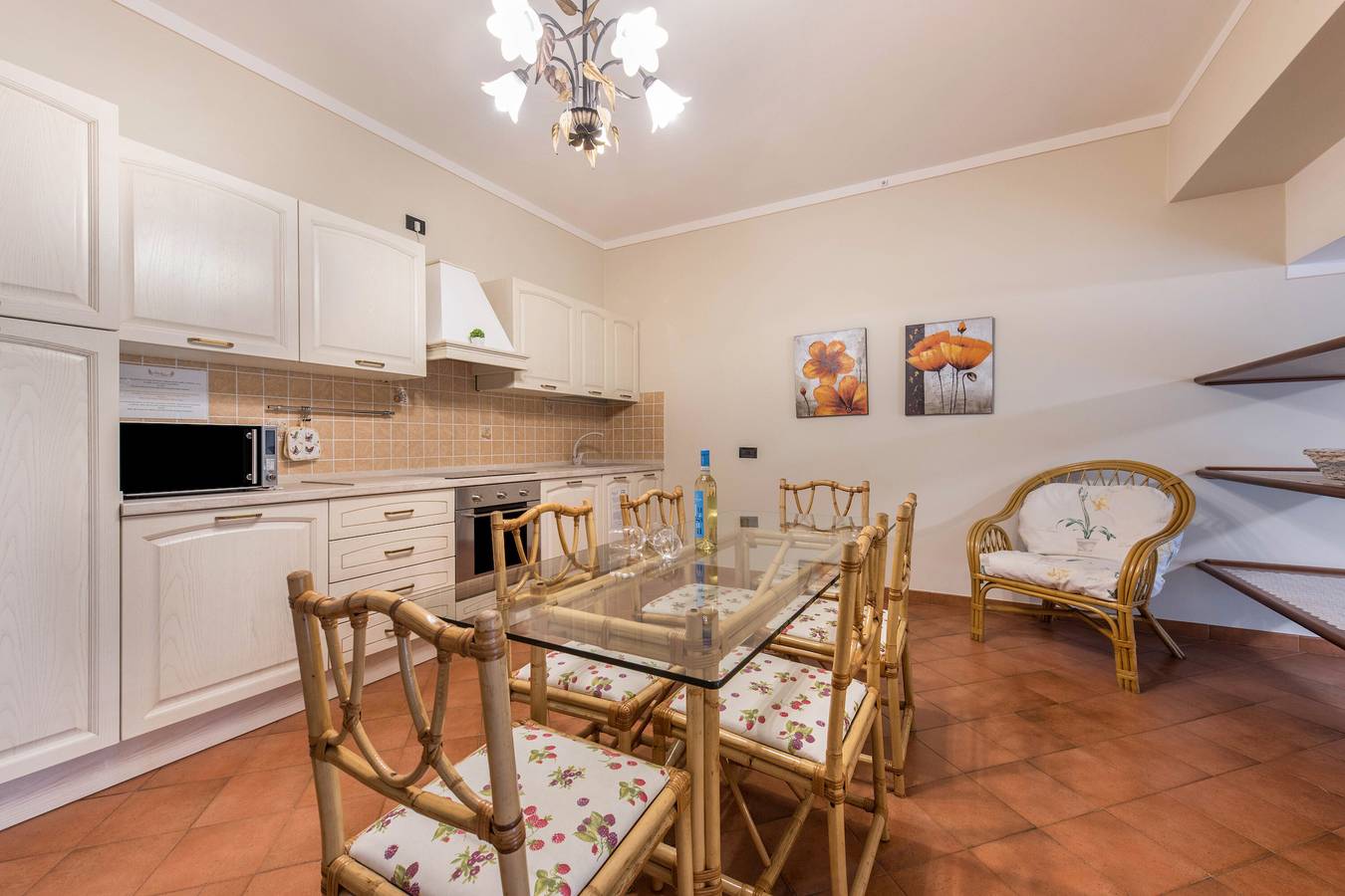 Apartamento entero, Apartamento 'Ares - Oleadei' con vistas a las montañas, Wi-Fi y aire acondicionado in San Felice del Benaco, Montañas Garda