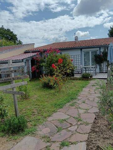 Gîte pour 2 personnes, avec piscine ainsi que terrasse et jardin à Magescq