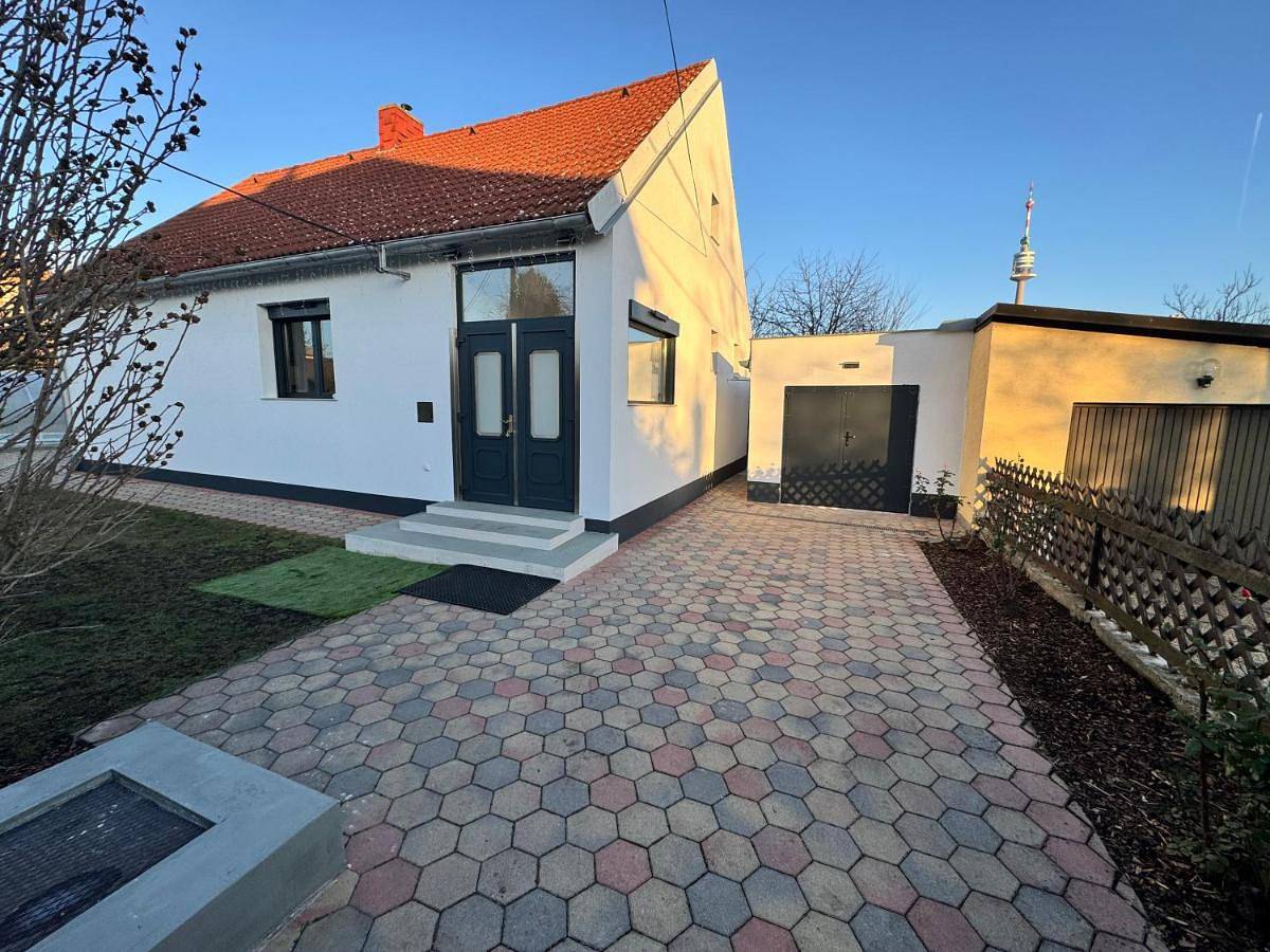 Villa in Vienna in perfect Situaton near Vic and Donau Park with Pool and private Garden sleeps 4 with 2 bedrooms, kitchen and livingroom and bath and private parking in Floridsdorf, Wien