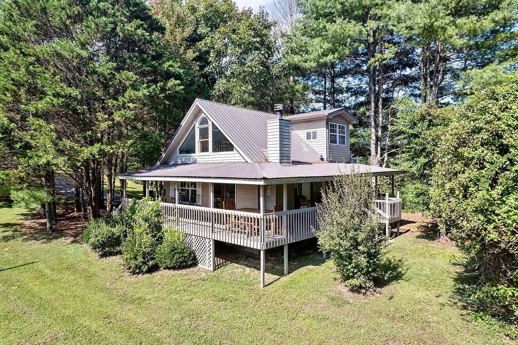 Secluded, renovated, cabin with gorgeous mountain views, firepit, hot tub in Blount County