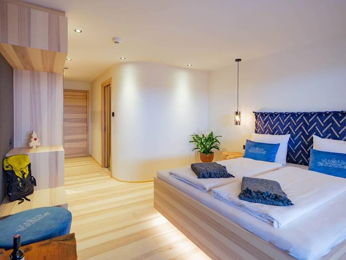 Doppelzimmer Laessig mit Hot Tub auf dem Balkon in Lechtaler Alpen, Steeg