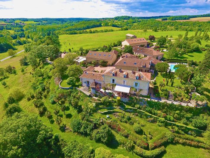 Location de vacances pour 8 personnes, avec terrasse et jacuzzi ainsi que sauna et piscine à Saint-Martial-de-Valette