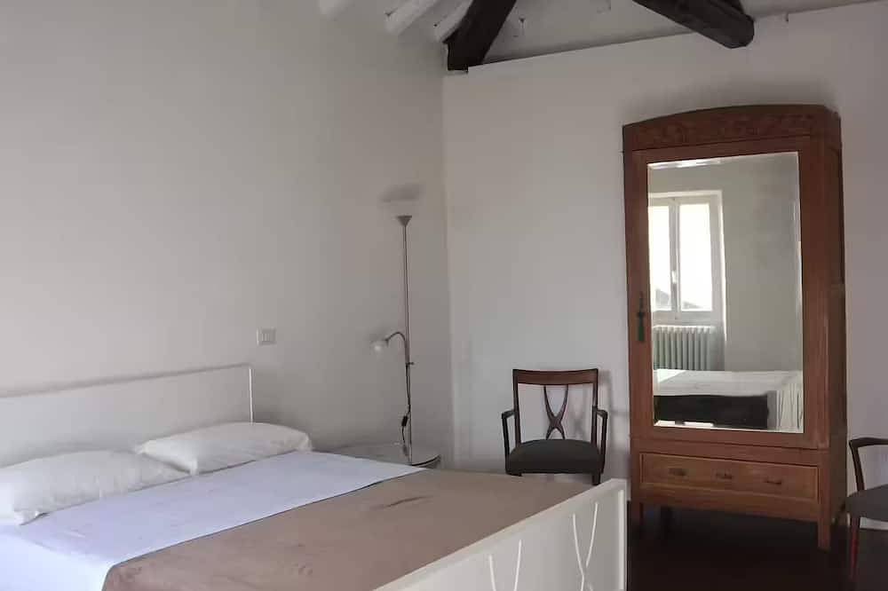 Traditional Piazza Home/Balcony/ Private Garden in Cernobbio, Comer See