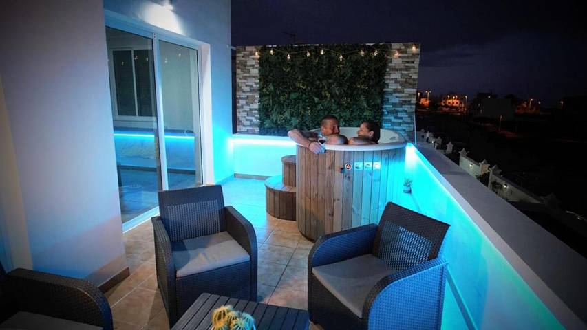 Appartement de vacances pour 5 personnes, avec Jacuzzi et Terrasse ainsi que Jardin et Piscine