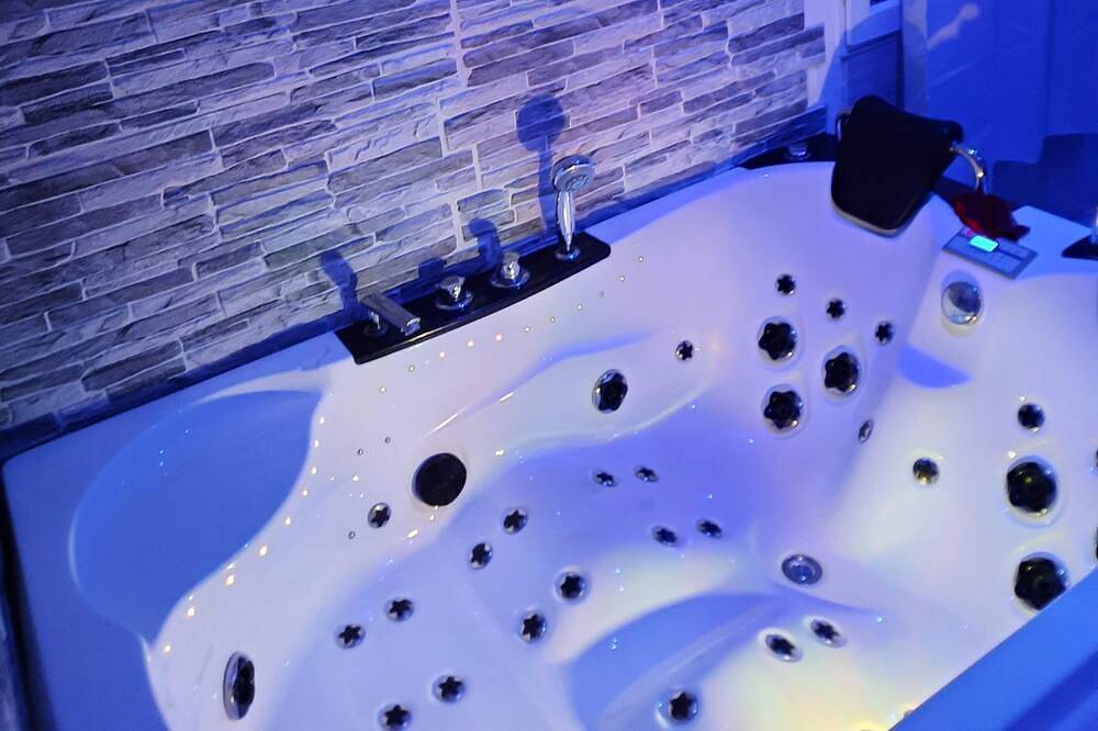 Dépendance En Chambre D'Hôte Avec Jacuzzi Dans La Chambre in Amblainville, Oise