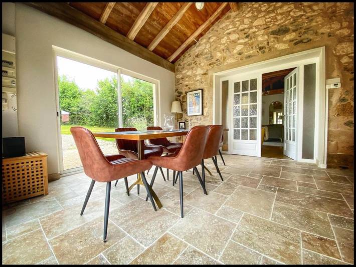 Location de vacances pour 6 personnes, avec jardin à Rouzède