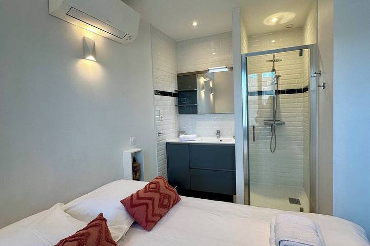Appartement entier, Casa Blum #3 - T2 climatisé avec terrasse, à 2 pas de la gare in Brive-la-Gaillarde, Région de Brive-la-Gaillarde