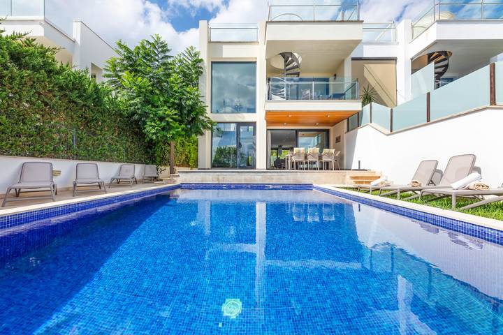 Ferienhaus für 8 Personen, mit Balkon und Terrasse sowie Garten und Ausblick