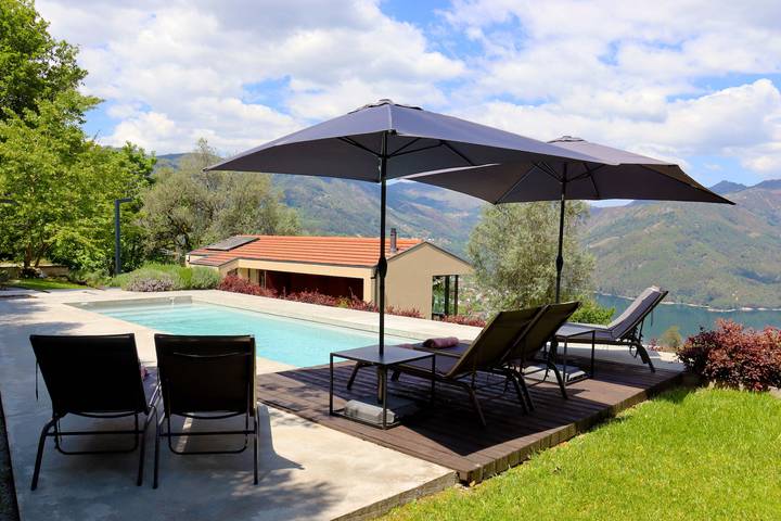 Casa rural para 6 personas, con Balcón y Terraza además de Jardín y Vistas al lago en Mosteiro