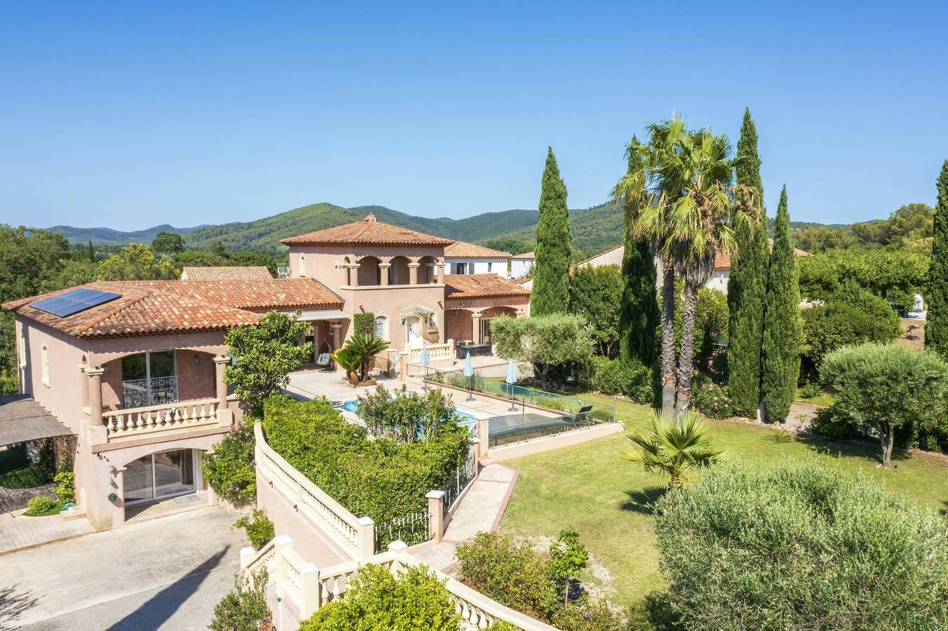 Villa zwischen provenzalischen Hügeln und Mittelmeer in La Crau, Mittelmeerküste (Frankreich)