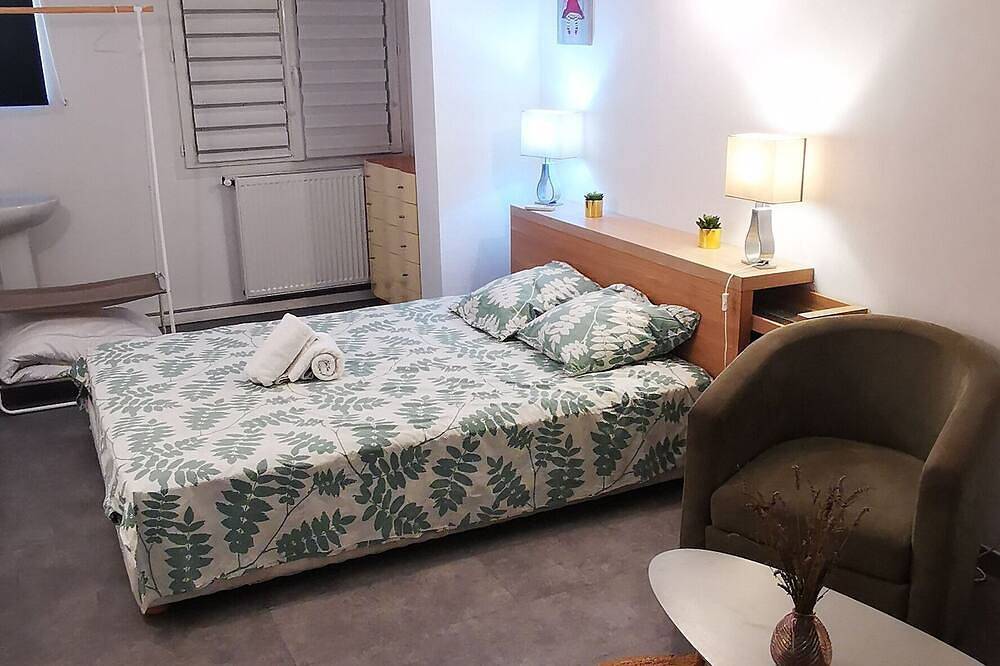 Geheel appartement, Apartment for 8 people, private parking. Ideal on the road to vacation. in Valence, Valence en omgeving