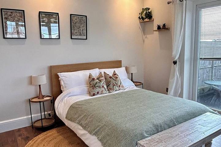 Self-contained cabin with stunning views! in Brighton, Sussex