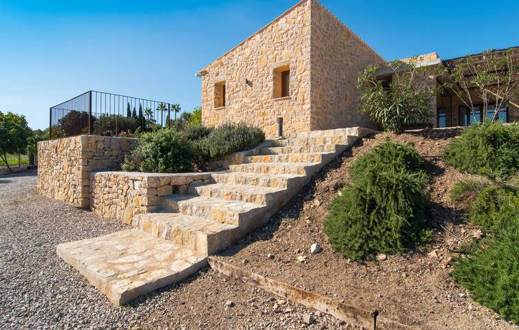 Sonnige Terrassenwohnung mit Pool und WiFi in Artà, Mallorca Osten