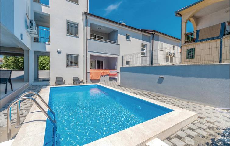 Ganze Ferienwohnung, Gemütliches Apartment mit Pool & Terrasse, 600m zum Strand in Biograd na Moru, Zadar