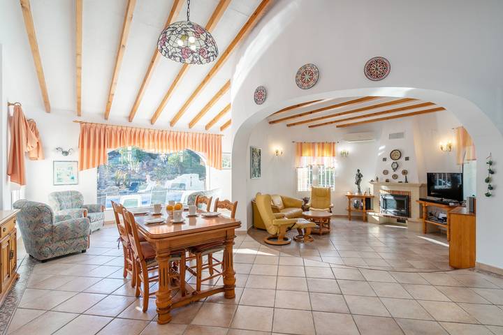 Villa con piscina privada, gran jardín y vistas espectaculares al mar in Venta Lanuza, Campello