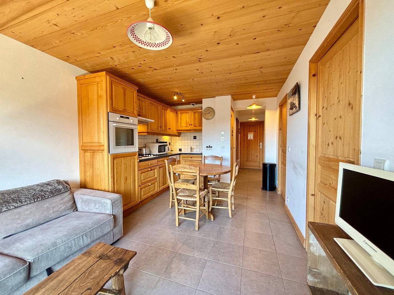 Ganze Wohnung, Charmantes Apartment mit Blick auf Mont Charvin und Parkplatz in Notre-Dame-de-Bellecombe, Albertville und Umgebung
