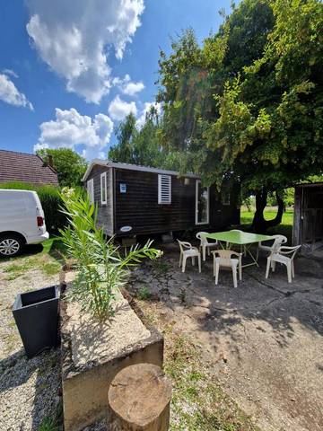 Tente pour 4 personnes, avec terrasse et jardin, animaux acceptés dans Saône-et-Loire