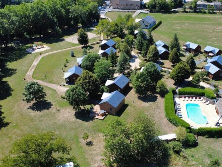 Station pour 4 personnes, avec piscine ainsi que vue et jardin à Chirac