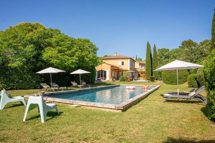 Location de vacances pour 9 personnes, avec terrasse et jardin ainsi que jacuzzi et piscine, animaux acceptés à Mas-Blanc-des-Alpilles - 2
