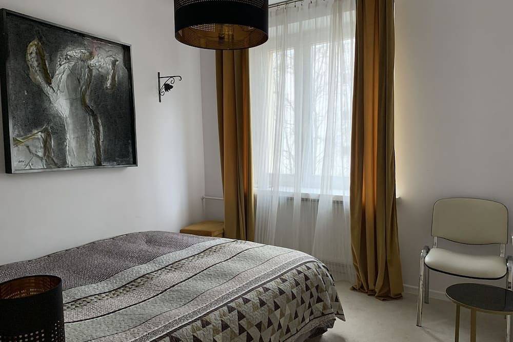 Entire apartment, Urban Comfort Oasis: Modern 2-Bedroom Art Apartment with Balcony in Warsaw Śródmieście, Warsaw